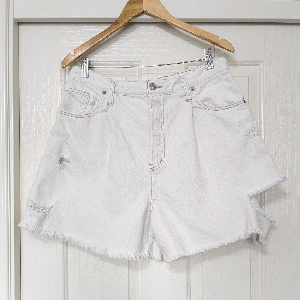 WE THE FREE Pleated White Button Fly Frayed Distressed Jean Mini Shorts Size 32